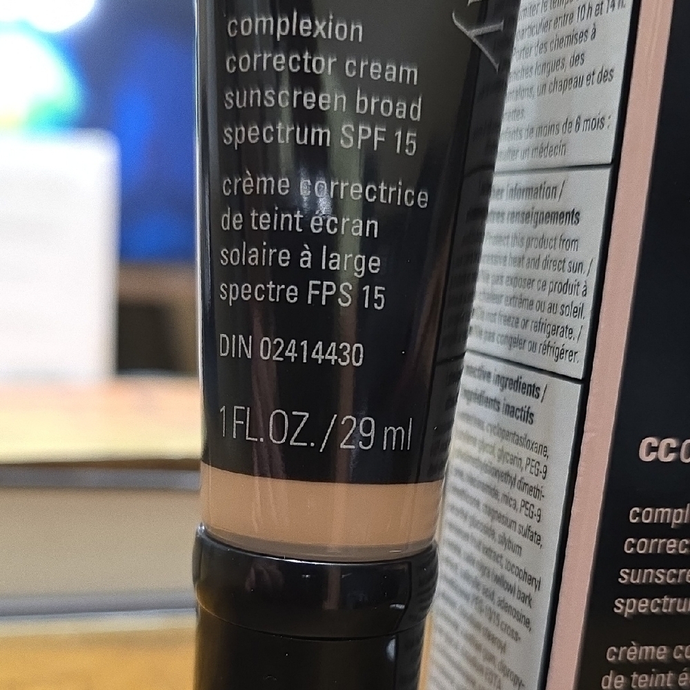 Mary Kay CC Cream SPF 15 - Black and White - Picture 2 of 3